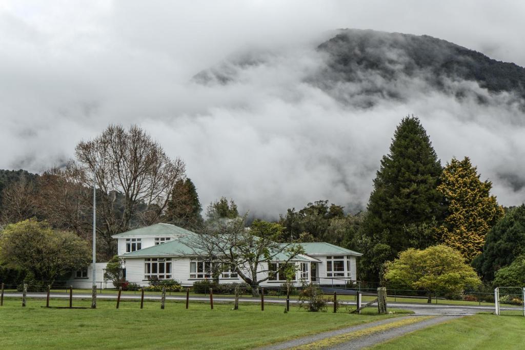 Rainforest Motel Fox Glacier Bagian luar foto